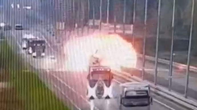 Yük avtomobili magistral yolda dəhşət yaşatdı - VİDEO