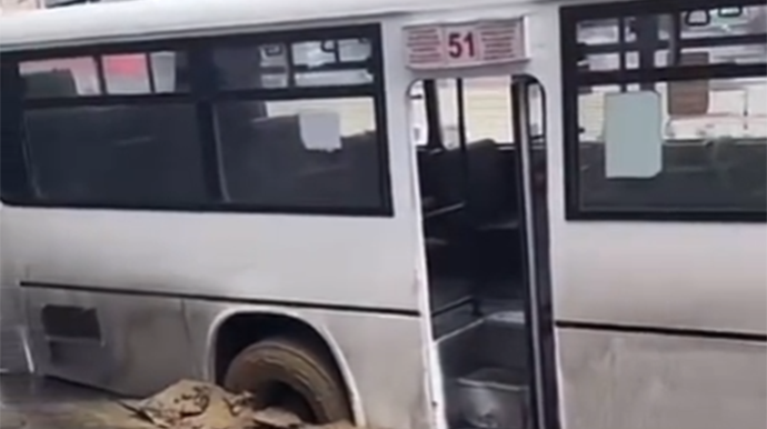 Bakıda sərnişin avtobusu çuxura düşdü - VİDEO 