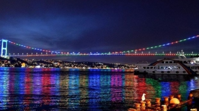 İstanbul körpüləri Azərbaycan bayrağının rəngləri ilə işıqlandırıldı