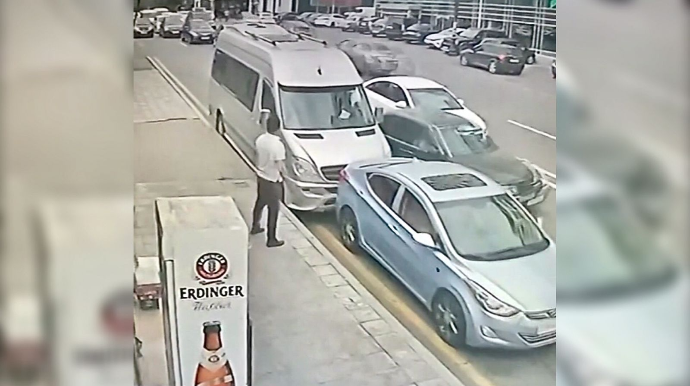 Paytaxtda qəza:  “Mercedes-Sprinter” parklanmış “Hyundai”a çırpıldı  - VİDEO
