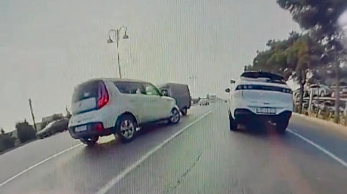 Prospektdə “KIA” qayda pozan yük maşınıyla toqquşdu    - ANBAAN VİDEO