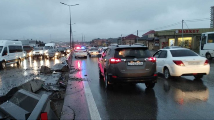 Yük maşını beton maneəyə çırpılıb əks yola çıxdı - FOTO   - VİDEO