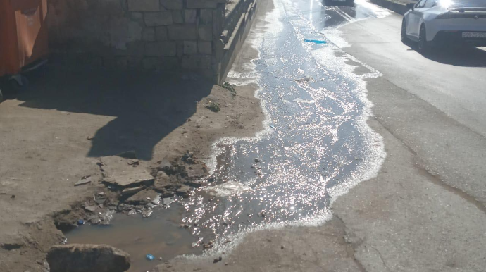 Binəqədidə kanalizasiya suyu yola axdı; qurum hərəkətə keçdi - FOTO 