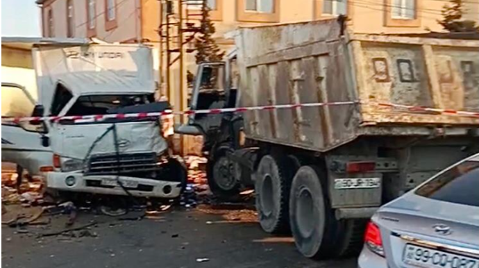 Məhəmmədidə iki yük maşını bir-birinə çırpıldı,  sürücülər xəsarət aldı   - VİDEO