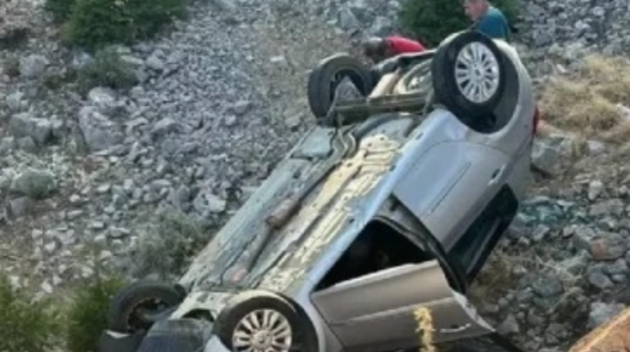 Lənkəranda avtomobil dərəyə aşdı 