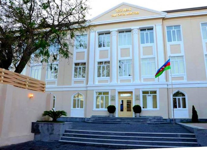 162 nömrəli məktəbdə hadisə: Şagird özünü 3-cü mərtəbədən yerə atıb