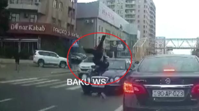 Bakıda dəhşətli qəza:  Avtomobil qadın piyadanı havaya uçurdu - ANBAAN VİDEO 