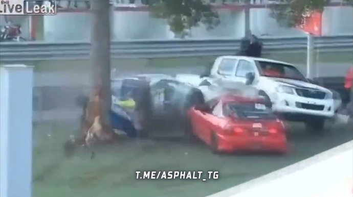 Yarış zamanı qəzaya uğrayan avtomobil iki yerə bölündü  - VİDEO