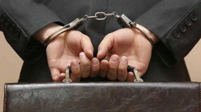 Həmkarlarını zorlayan Britaniyalı sabiq nazir tutuldu