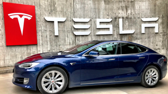 Tesla отзывает более 376 тыс. машин из-за проблем с усилителем руля 