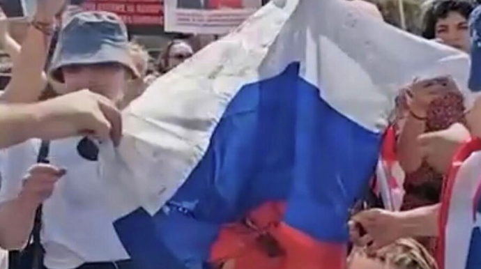 Tbilisidə Rusiya bayrağı yandırıldı - VİDEO