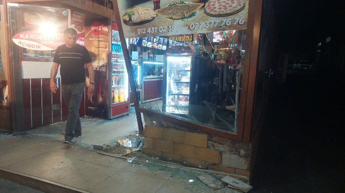 Bakıda avtomobil restorana çırpıldı  - FOTO