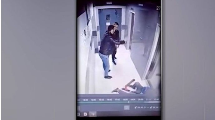 Ata övladının oyuncağını sındıran yeniyetməni döydü - VİDEO 