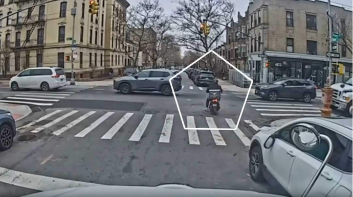 Qırmızı işığı saymayan motokuryer qəzaya düşdü - VİDEO 