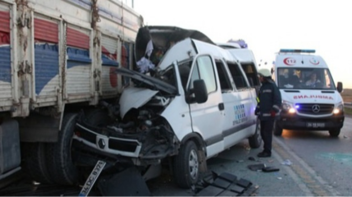 Türkiyədə mikroavtobus maşınla toqquşdu, 14 nəfər... 