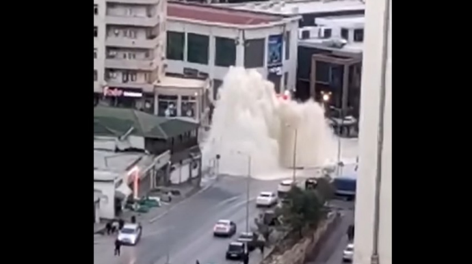 В Ясамальском районе Баку прорвало водопроводную трубу  - ВИДЕО