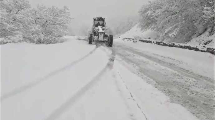 İki rayon arasındakı avtomobil yolu buz bağlayıb - VİDEO 