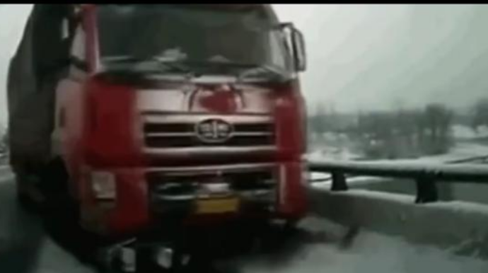 Yük maşınının altında qalan moto sürücüsü  oradan sağ çıxdı  - VİDEO