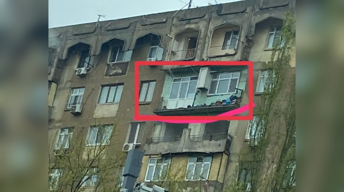 Bakıda binanın eyvanı uçub yerə töküldü - VİDEO