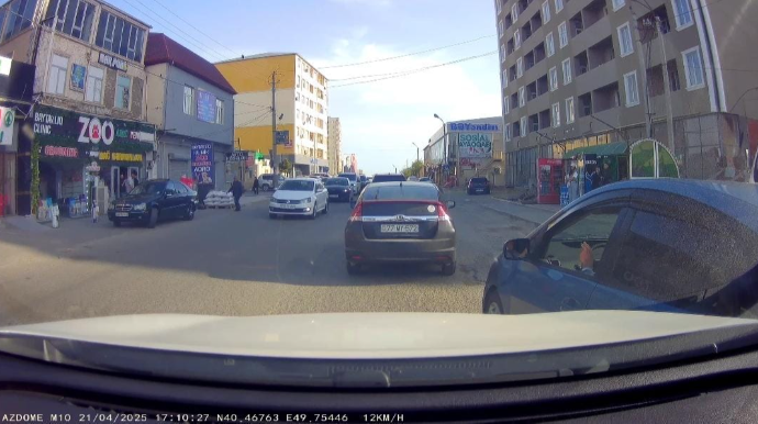 Qayda pozan “Prius” sürücüsü baxın özünü necə gülməli vəziyyətə saldı   - VİDEO