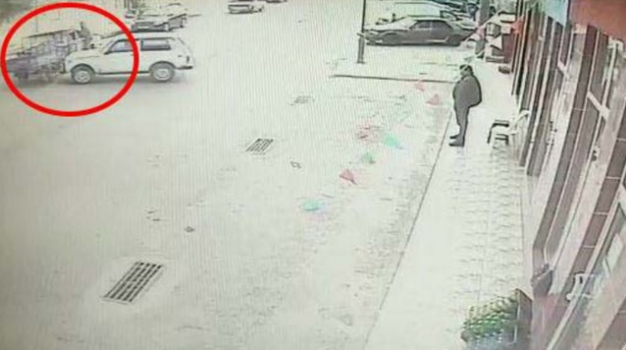 Astarada "Niva" qayda pozdu, motosiklet piyadanı vurdu  - VİDEO