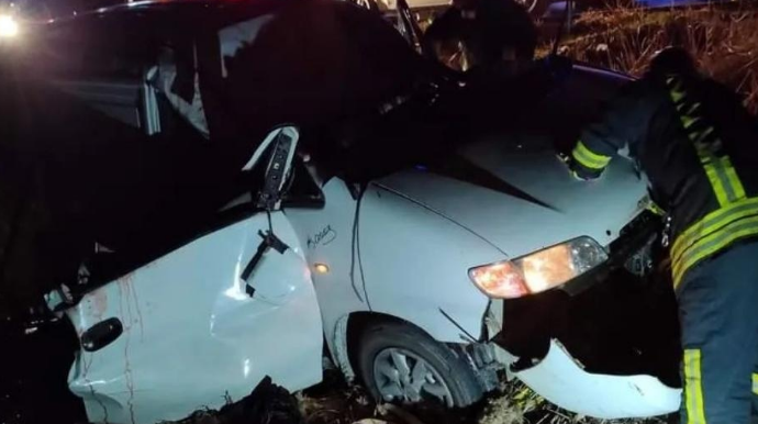 Mikroavtobus xəndəyə uçdu – 22 yaşındakı gənc öldü, 2 yaralı var   - FOTO
