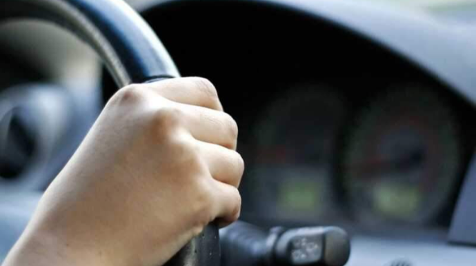 Atasının maşını ilə yola çıxan şagird qazla tormozu səhv saldı; qəzada 3 nəfər yaralandı - FOTOLAR 