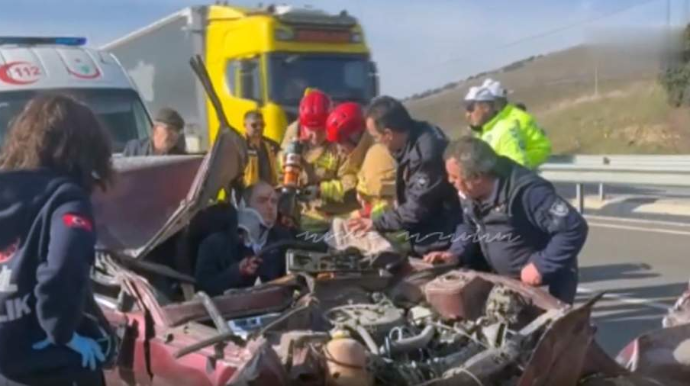 Yük maşının altına girib əzik-əzik olan “Tofaş”dan sağ çıxdı - VİDEO 