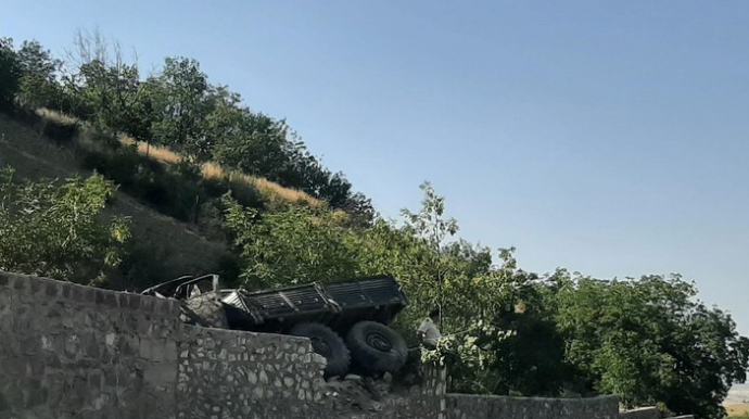 Göygöldə hərbçiləri daşıyan yük avtomobili aşıb, 10-dan çox yaralı var  - FOTO