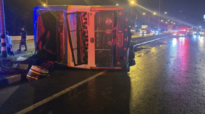 Tailandda ikimərtəbəli avtobus qəzaya uğrayıb: Xeyli yaralı var - FOTO 