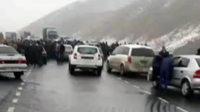 "О наших солдатах забыли": возмущенные армяне перекрыли дорогу Гюмри-Бавра   - ВИДЕО