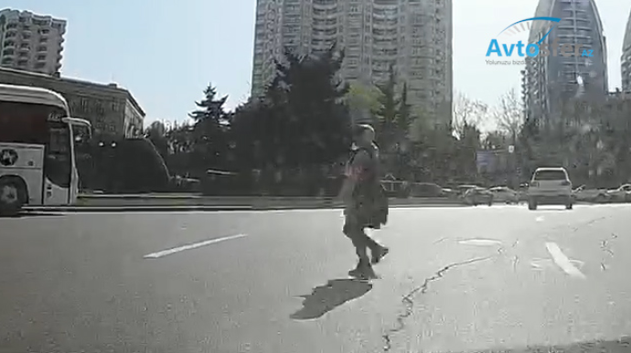 Bakıda yola qaçan piyada ölümdən döndü  - sürücü əsəbləşdi   - VİDEO