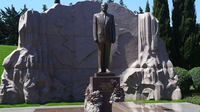 Türkiyənin Müdafiə naziri Fəxri xiyabanı ziyarət edib  - FOTO