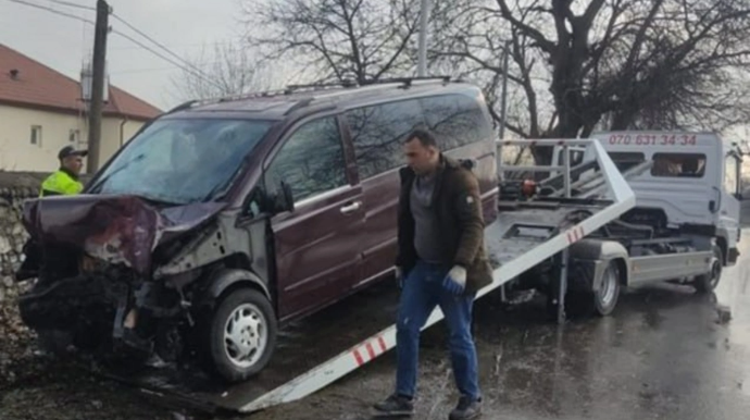 В Гахском районе минивэн врезался в дерево, есть пострадавшие - ФОТО