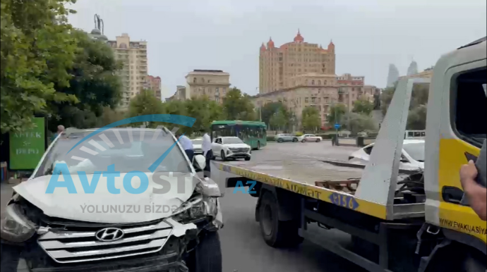 “Azdrama”nın yanında qəza: 4 MAŞIN TOQQUŞDU, 1 NƏFƏR YARALANDI - VİDEO   - YENİLƏNİB