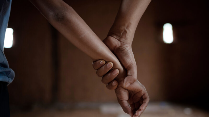 Baba dəcəllik edən nəvəsinə xəsarət yetirdi – Gəlini polisə şikayət etdi 