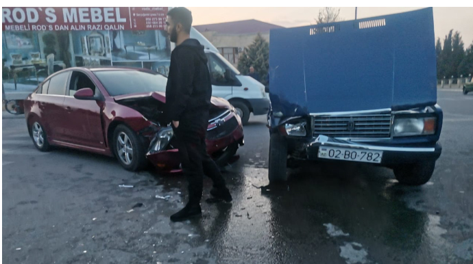 Göygöldə manevr qaydası pozuldu; iki avtomobil toqquşdu - FOTO 