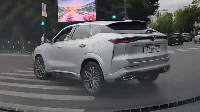 Səhv zolaqda gedən sürücü qəzadan son anda yayındı - 77-NZ-071    - VİDEO