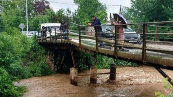 Astarada aramsız yağışlar fəsadlar törədib:  Kənd yolu dağılıb, bəzi evlər təhlükə altına düşüb - FOTO 