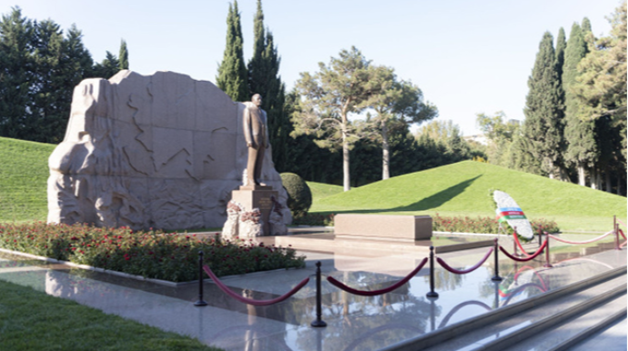 Mirziyoyev Fəxri xiyabanı ziyarət etdi 