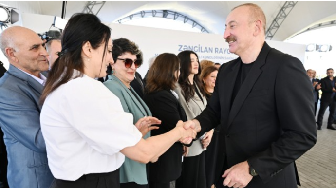 Prezident sakinlərə mənzillərin açarlarını təqdim edib - FOTOLAR 