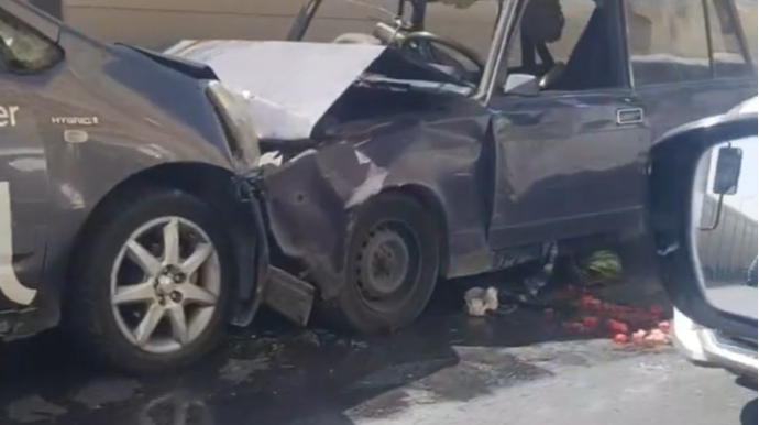 “Protiv” gedən “Prius”la “Vaz” toqquşdu; qarpızlar yola səpələndi - VİDEO