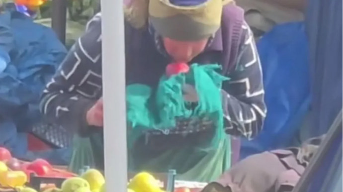 Salyan bazarında qadın satıcı almaları tüpürərək silib? - VİDEO