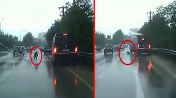 Sürətlə gedən maşının qapısı açıldı: Uşaq yola düşdü - VİDEO 