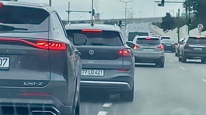 Bu küçədə bir neçə sürücünün səhvi hərəkəti dəqiqələrlə kilidlədi   - VİDEO