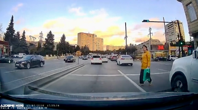 İşıqforu və hərəkətdəki maşınları gözardı edən qadın qəzadan güclə xilas oldu    - VİDEO