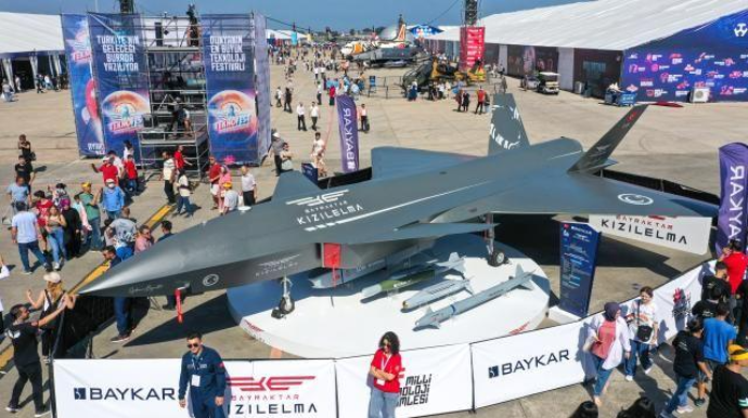 Türkiyə "Qızıl Alma" pilotsuz döyüş təyyarəsini təqdim etdi - VİDEO 