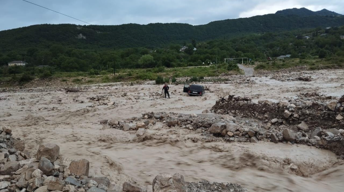 Maşınla selə düşdülər, FHN xilas etdi - FOTO - VİDEO