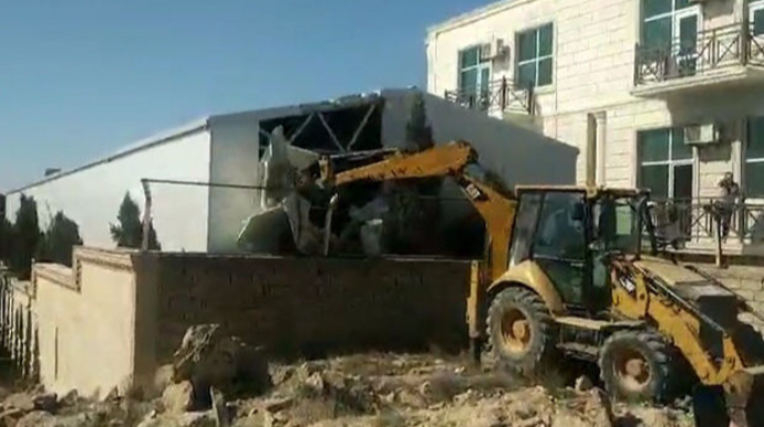 Bakıda qanunsuz tikilini hasarın üzərindən sökdülər - VİDEO 