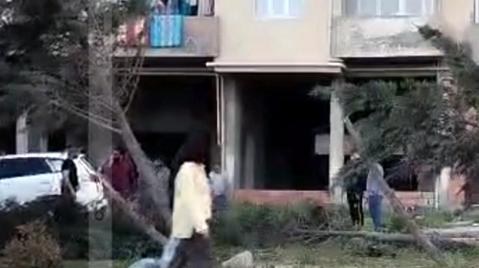 Bakı-Sumqayıt şosesində qəza: "Hyundai" bir neçə ağaca çırpılıb, onları aşırıb - VİDEO